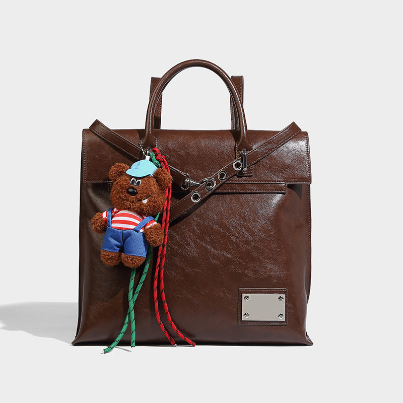 Große glänzende wandelbare Tote-Bag in Lederoptik mit Plüschbären-Anhänger und silberfarbenen Beschlägen, Detailansicht 13
