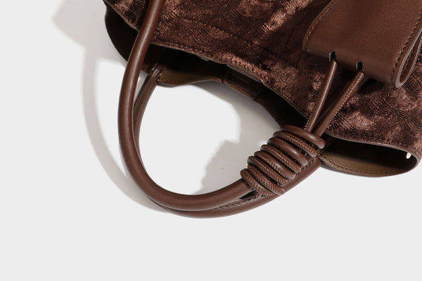 Kleine, strukturierte Henkeltasche mit samtartiger Oberfläche in Braun, geknoteten Henkeln, Fronttasche mit Klappe und abnehmbarem Detail