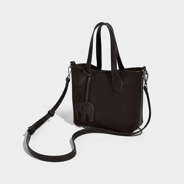 Kleine strukturierte Tote-Handtasche in Wildlederoptik mit Elefanten-Anhänger, zwei Tragegriffen und abnehmbarem Crossbody-Riemen, Vorderansicht
