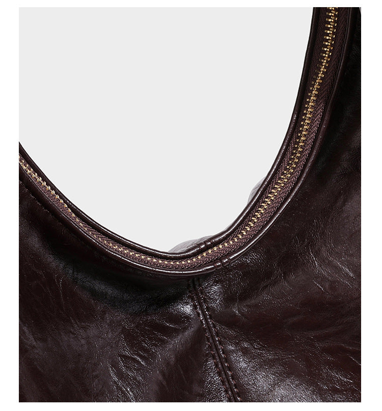 Große dunkelbraune, glänzende, geknautschte Hobo-Schultertasche mit Reißverschluss, goldfarbenen Beschlägen, verstellbarem Riemen und hellblauem