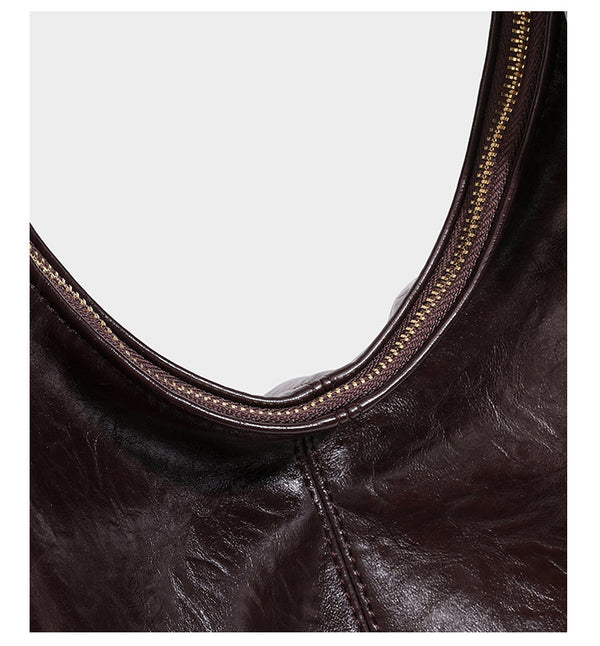 Große dunkelbraune, glänzende, geknautschte Hobo-Schultertasche mit Reißverschluss, goldfarbenen Beschlägen, verstellbarem Riemen und hellblauem