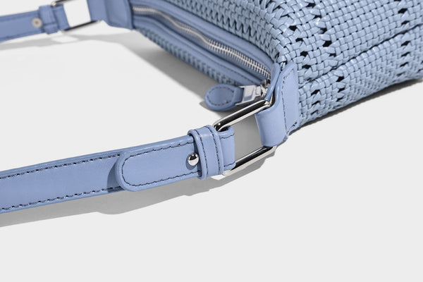Kleine gewebte Hobo-Schultertasche mit sichelförmiger Silhouette, Reißverschluss oben, silberfarbenen Metallelementen und verstellbarem, Detail
