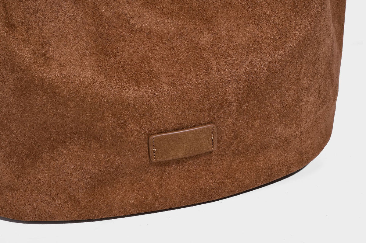 Lässig fallende Hobo-Schultertasche in matter Velourslederoptik mit offenem oberen Abschluss und optionalem Quasten- und Perlenanhänger, Detailansicht 18