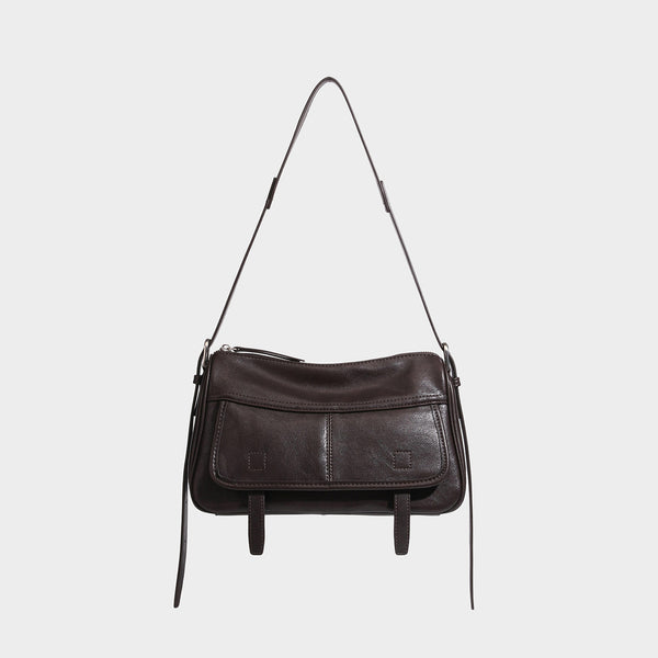 Strukturierte rechteckige Schultertasche mit Überschlag aus dunkelbrauner Espresso-Kunstleder-Optik, silberfarbenen Beschlägen und langem, Vorderansicht