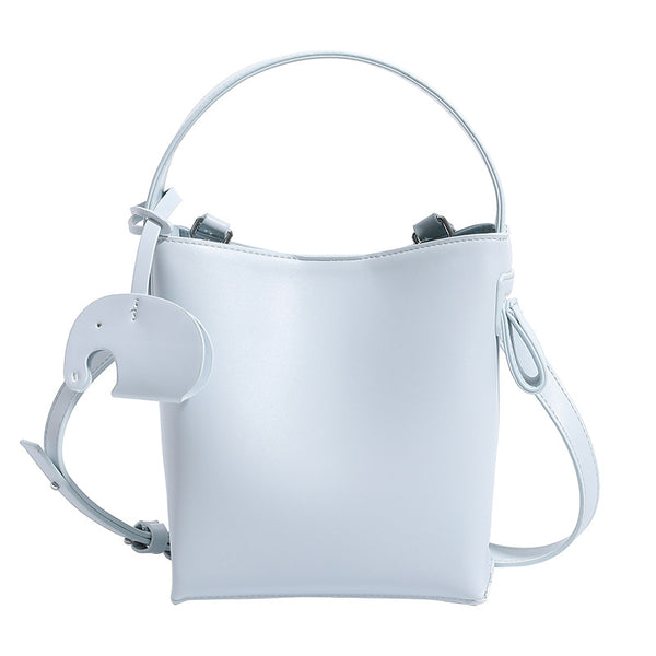 Mini-Bucket-Tasche mit strukturierter Form aus glatter, matter eisblauer Lederoptik, gewölbtem Tragegriff und abnehmbarem Crossbody-Riemen
