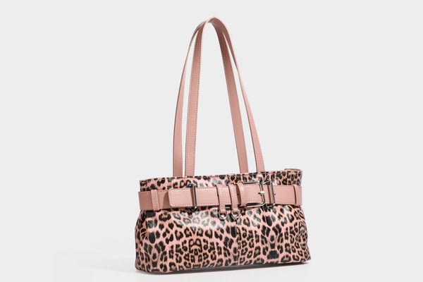Strukturierte Schultertasche mit Leopardenmuster, Gürtelverschluss-Detail, zwei langen Riemen und silberfarbenen Metallbeschlägen, Detailansicht