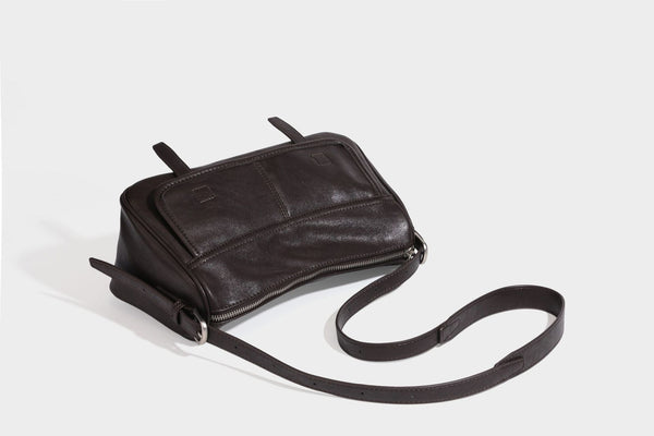 Formstabile rechteckige Schultertasche mit vorderem Überschlag in dunkler Espresso-Lederoptik, silberfarbenen Beschlägen und langem