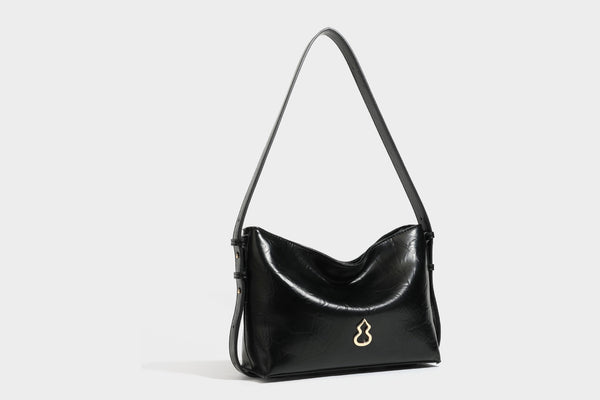 Lässig fallende Hobo-Schultertasche mit offenem Oberteil aus glänzender, karamellbrauner Lederoptik, mit Logo-Beschlägen in Goldoptik und langem, verstellbarem