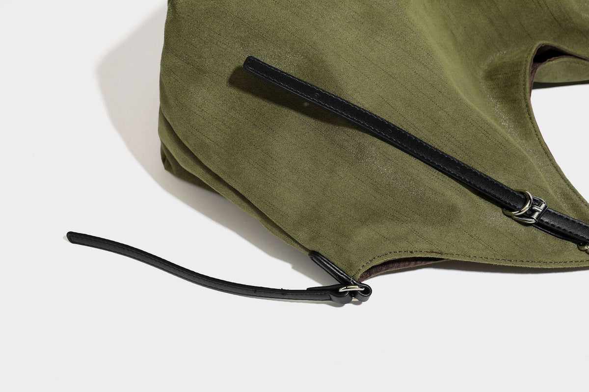 Übergroße, weich fallende Hobo-Schultertasche in Olivgrün mit langen Doppelriemen in Lederoptik, silberfarbenen Schnallenbeschlägen und