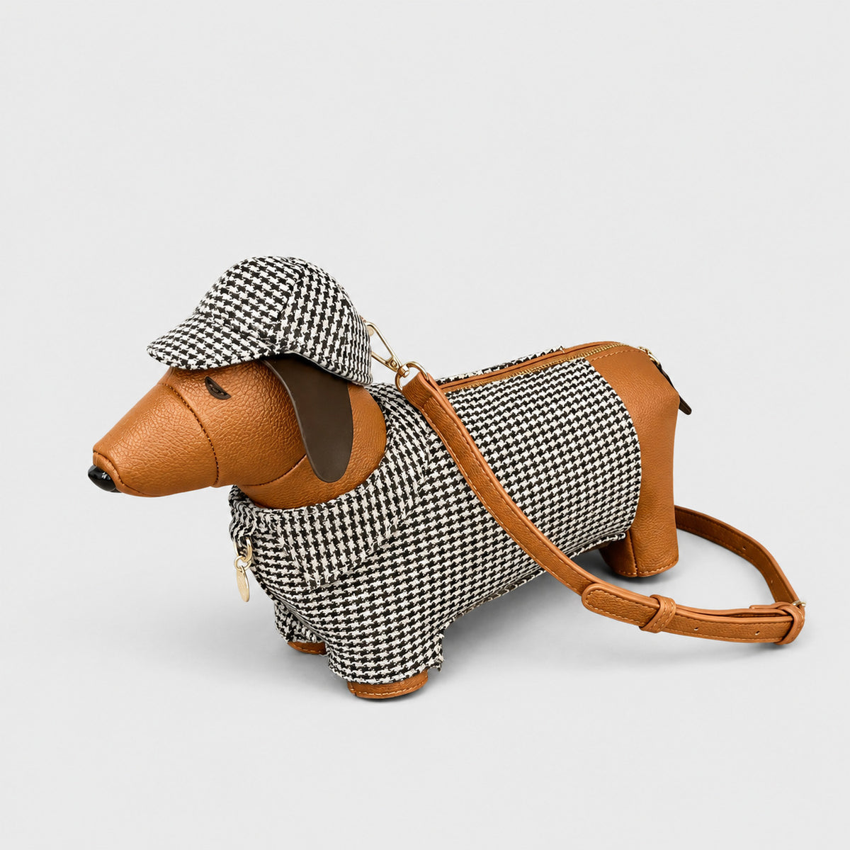 Umhängetasche in Dackelform mit roten Tartan-Einsätzen, hellbrauner genarbter Optik, passender Tartan-Schiebermütze und goldfarbenem