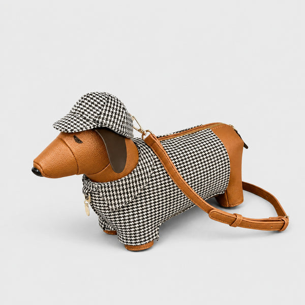 Umhängetasche in Dackelform mit roten Tartan-Einsätzen, hellbrauner genarbter Optik, passender Tartan-Schiebermütze und goldfarbenem