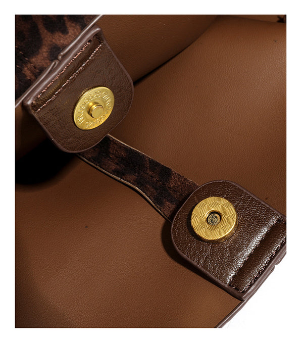 Große braune Tote-Bag mit Leopardenprint, offenem Design, langen Schulterriemen und passendem dunkelbraunem Reißverschlusstäschchen, Detailansicht 18