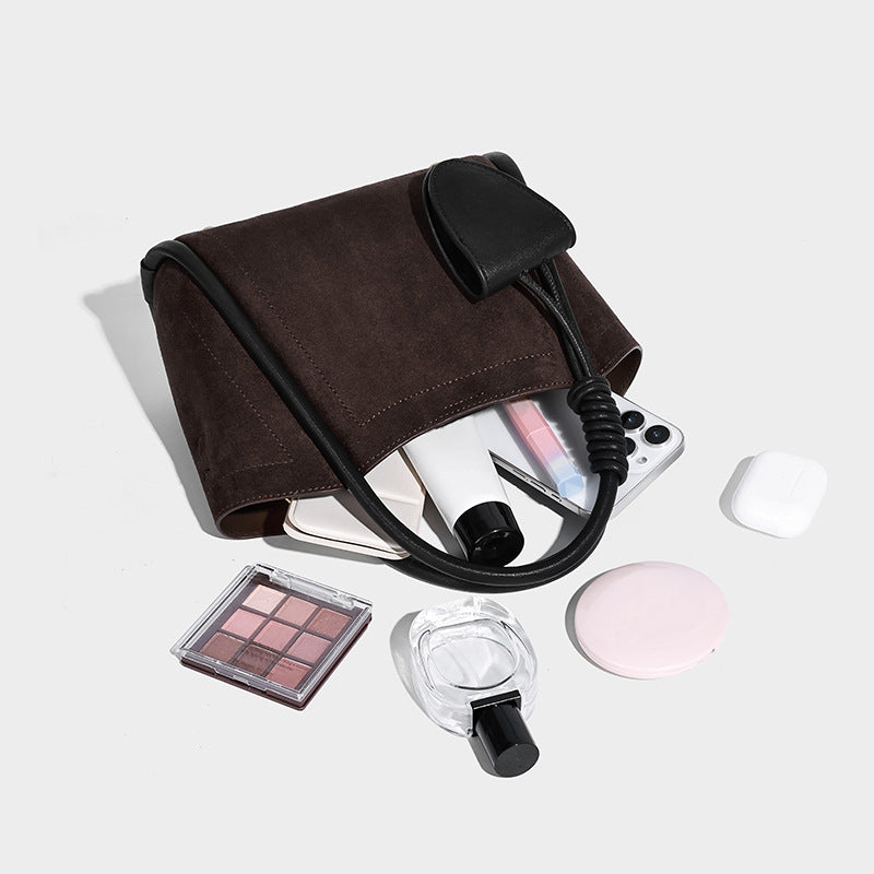 Kleine, strukturierte Tote-Bag mit offenem Oberteil aus dunkelbrauner, matter Wildlederoptik, schwarzen geknoteten Tragegriffen und angesetztem Frontdetail