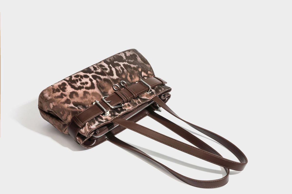 Leopardenmuster-Schulter-Shopper mit braunem Besatz in Lederoptik, Dornschließen-Detail auf der Vorderseite, silberfarbenen Metallbeschlägen und langem