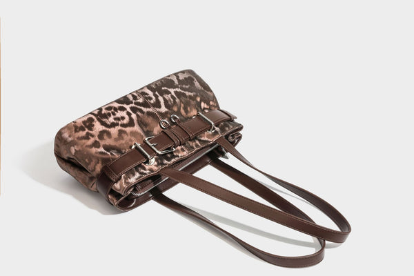 Leopardenmuster-Schulter-Shopper mit braunem Besatz in Lederoptik, Dornschließen-Detail auf der Vorderseite, silberfarbenen Metallbeschlägen und langem