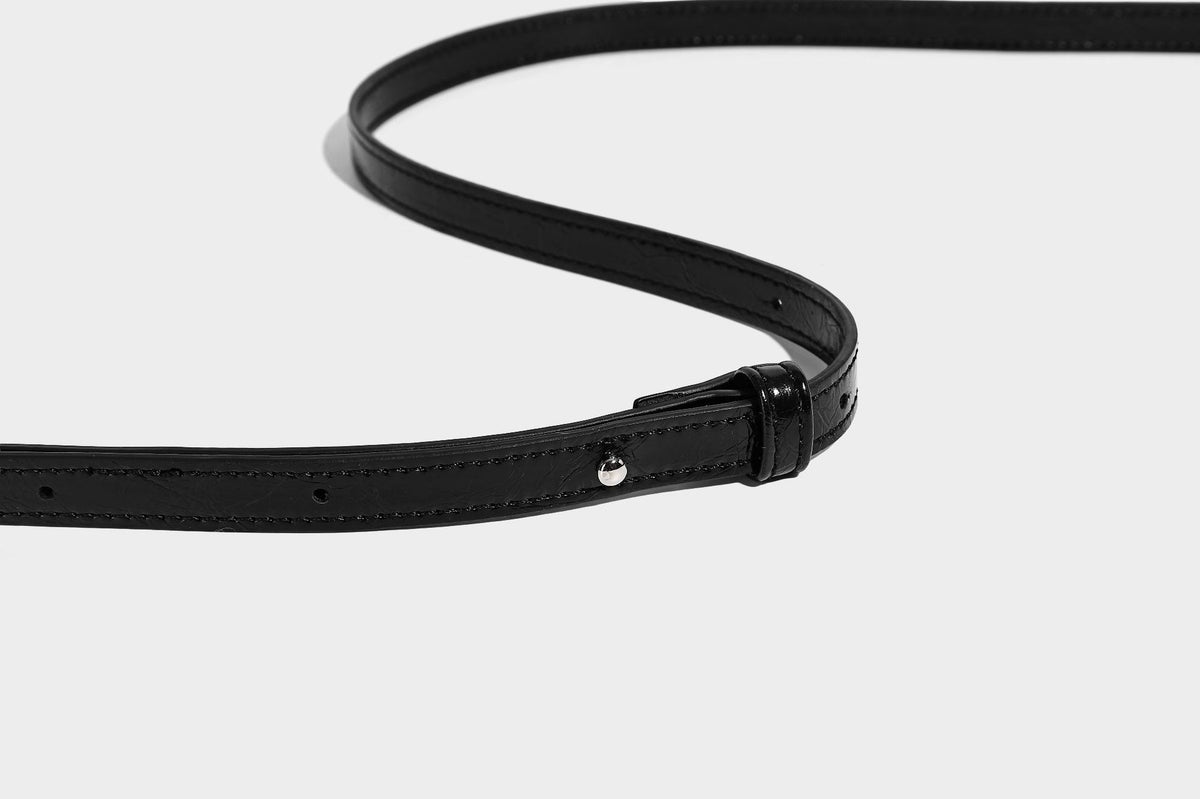 Glänzende Bucket-Bag mit schwarz-weißem Tupfenmuster, langem verstellbarem Riemen und Kordelzugverschluss, Detailansicht 18
