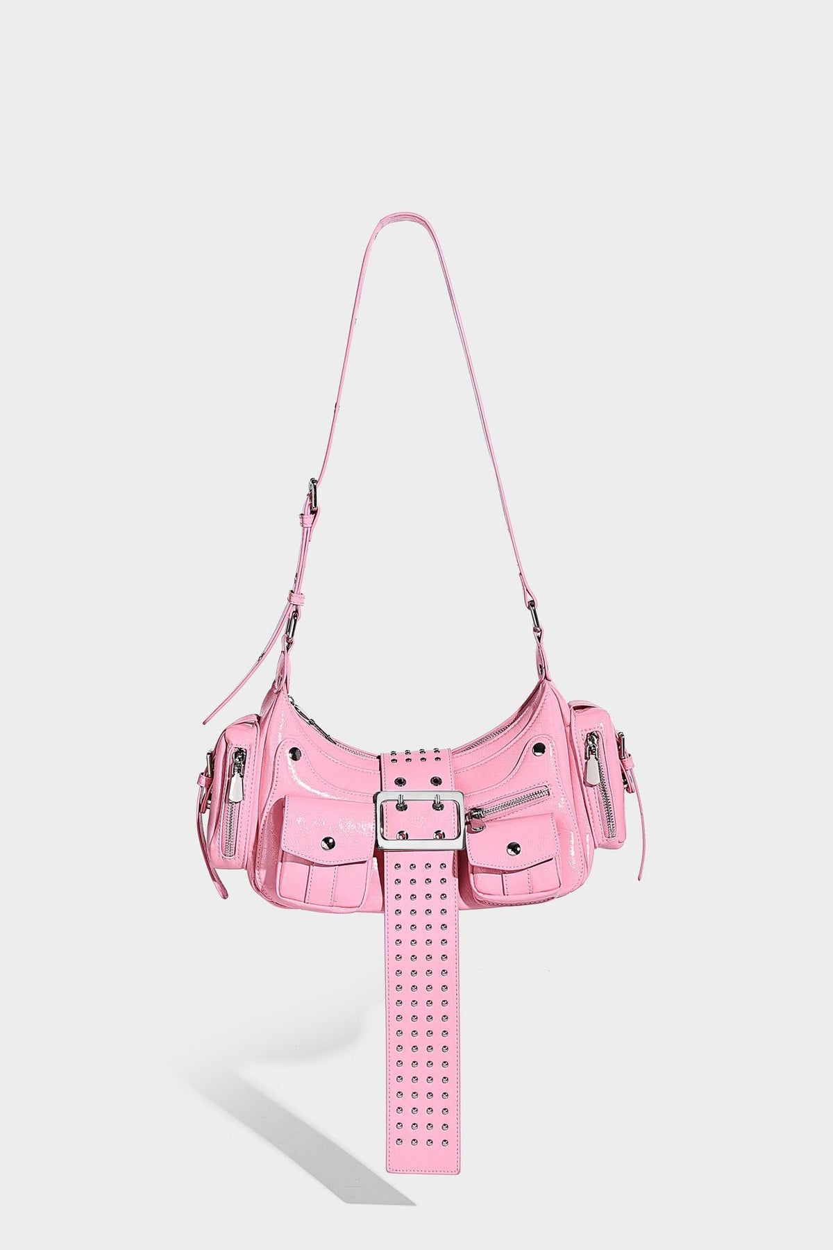 Halbmond-Schultertasche mit Nieten und Gürtelschnallen-Lasche, mehreren Vordertaschen und silberfarbenen Beschlägen, Detailansicht 40