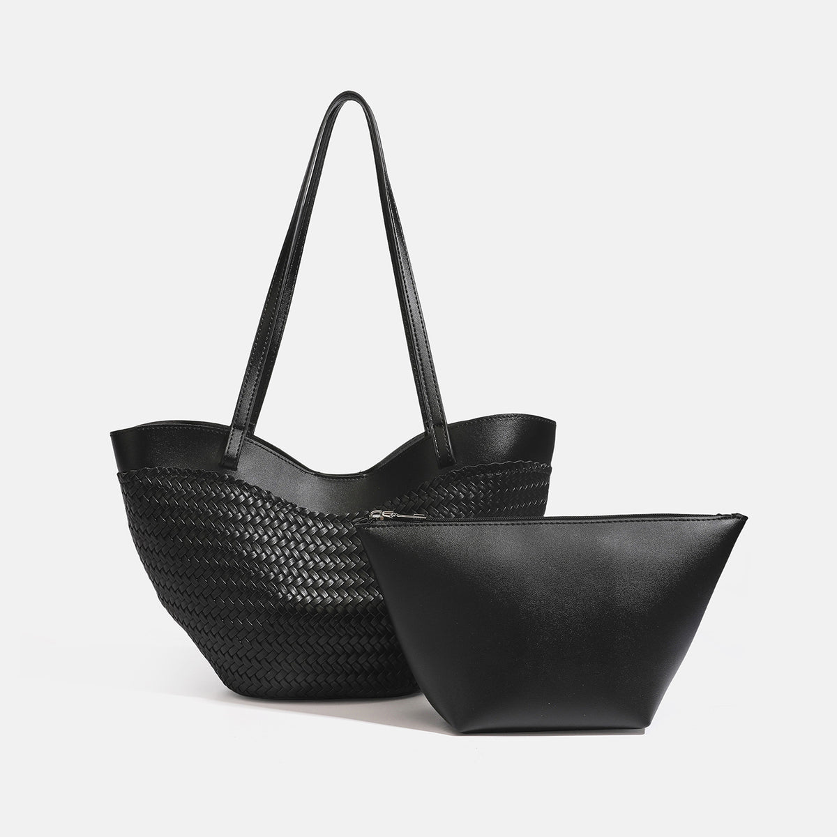 Große schwarze gewebte Tote-Bag mit glatten Besätzen in Lederoptik, langen doppelten Schulterriemen und geschwungener Silhouette, Detailansicht 2