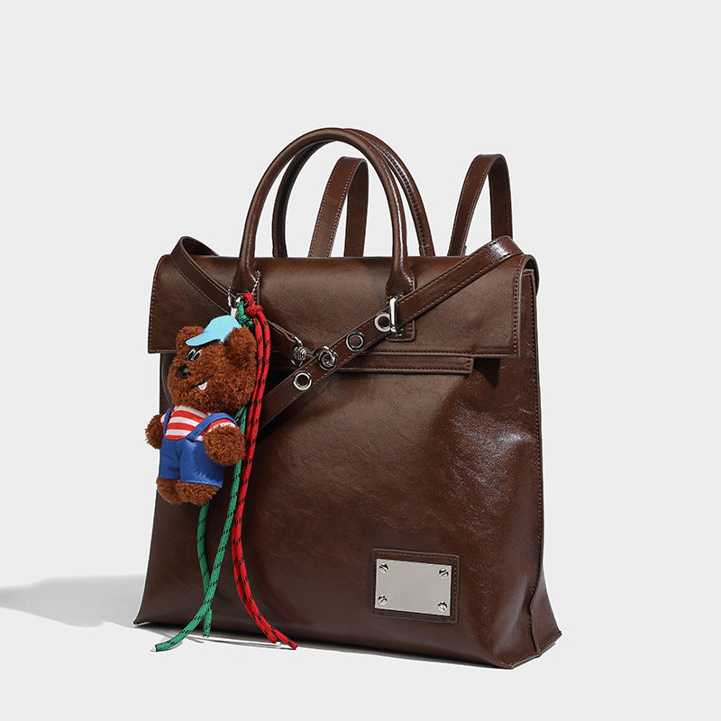 Große glänzende wandelbare Tote-Bag in Lederoptik mit Plüschbären-Anhänger und silberfarbenen Beschlägen, Detailansicht 14