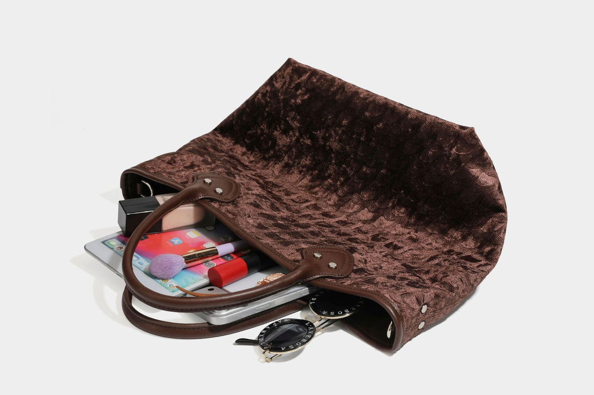Shopper mit muschelartiger Prägung und samtartiger Haptik, abgerundeten Henkeln in Lederoptik und abnehmbarem Schulterriemen, Detailansicht 38
