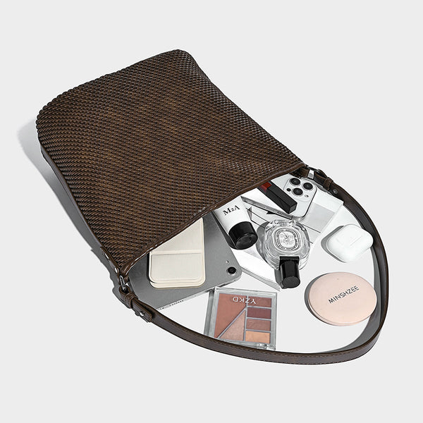 Große, weich fallende Hobo-Schultertasche in gewebter Optik in Braun mit Mini-Klappentasche und schmalem geknotetem Träger, Detailansicht 4