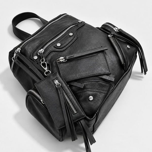 Schwarzer Rucksack in strukturierter Lederoptik mit mehreren Reißverschlussfächern in Silberoptik, Quasten-Zippern und abnehmbarem Mini-Etui