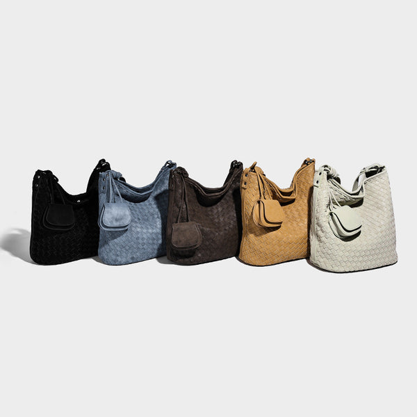 Weich fallende gewebte Hobo-Schultertasche mit Korbgeflecht-Textur, angesetztem Mini-Etui auf der Vorderseite und verstellbarem geknotetem Schulterriemen, Detailansicht