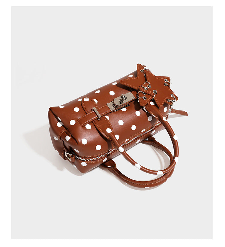 Kleine, strukturierte Mini-Henkeltasche mit Polka-Dot-Muster, Sternanhänger, Schnallriemen-Detail auf der Vorderseite, zwei Henkeln und abnehmbarem