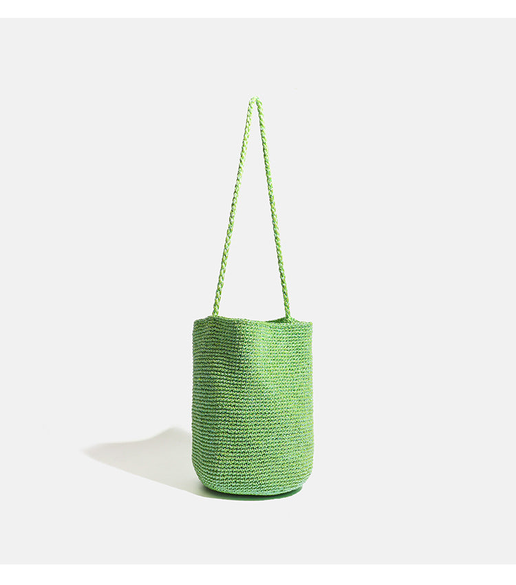 Metallic-Häkeltasche in Petrolblau mit langem geflochtenem Schulterriemen und zylindrischer, oben offener Form, Detailansicht 15