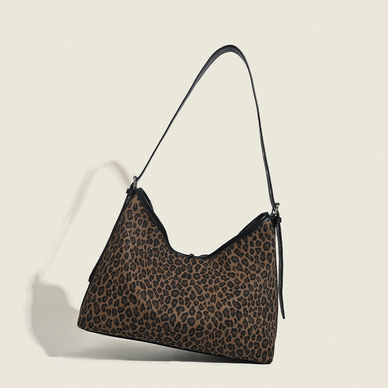 Lässige Hobo-Tasche mit braun-schwarzem Leopardenmuster, Kordelzug mit Schleife, schwarzem Besatz in Lederoptik und Niete in Silberoptik