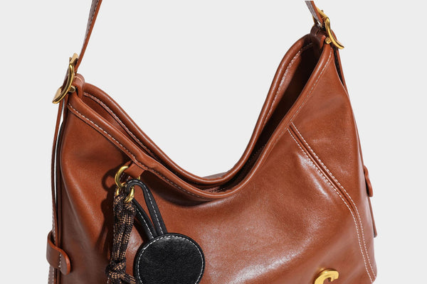 Lässige Hobo-Schultertasche mit glatter Oberfläche in Lederoptik, kontrastierenden Steppnähten, antikgoldfarbenen Metallelementen und, Detail