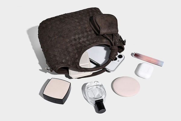 Wandelbare Tote-Schultertasche aus mattem Webmaterial mit geknoteten Tragegriffen, Vordertasche mit Klappe und abnehmbarem Schulterriemen, Detailansicht 33