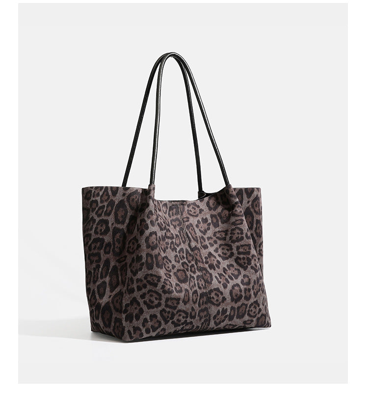 Große braune Tote-Bag mit Leopardenprint, offenem Design, langen Schulterriemen und passendem dunkelbraunem Reißverschlusstäschchen, Detailansicht 17