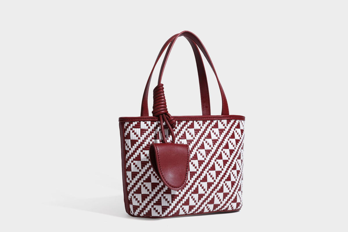 Kleine, strukturierte, gewebte Tote-Bag mit geometrischem Muster, glatten Details in Lederoptik, geknoteten Tragegriffen, Reißverschluss und herabhängendem Frontdetail