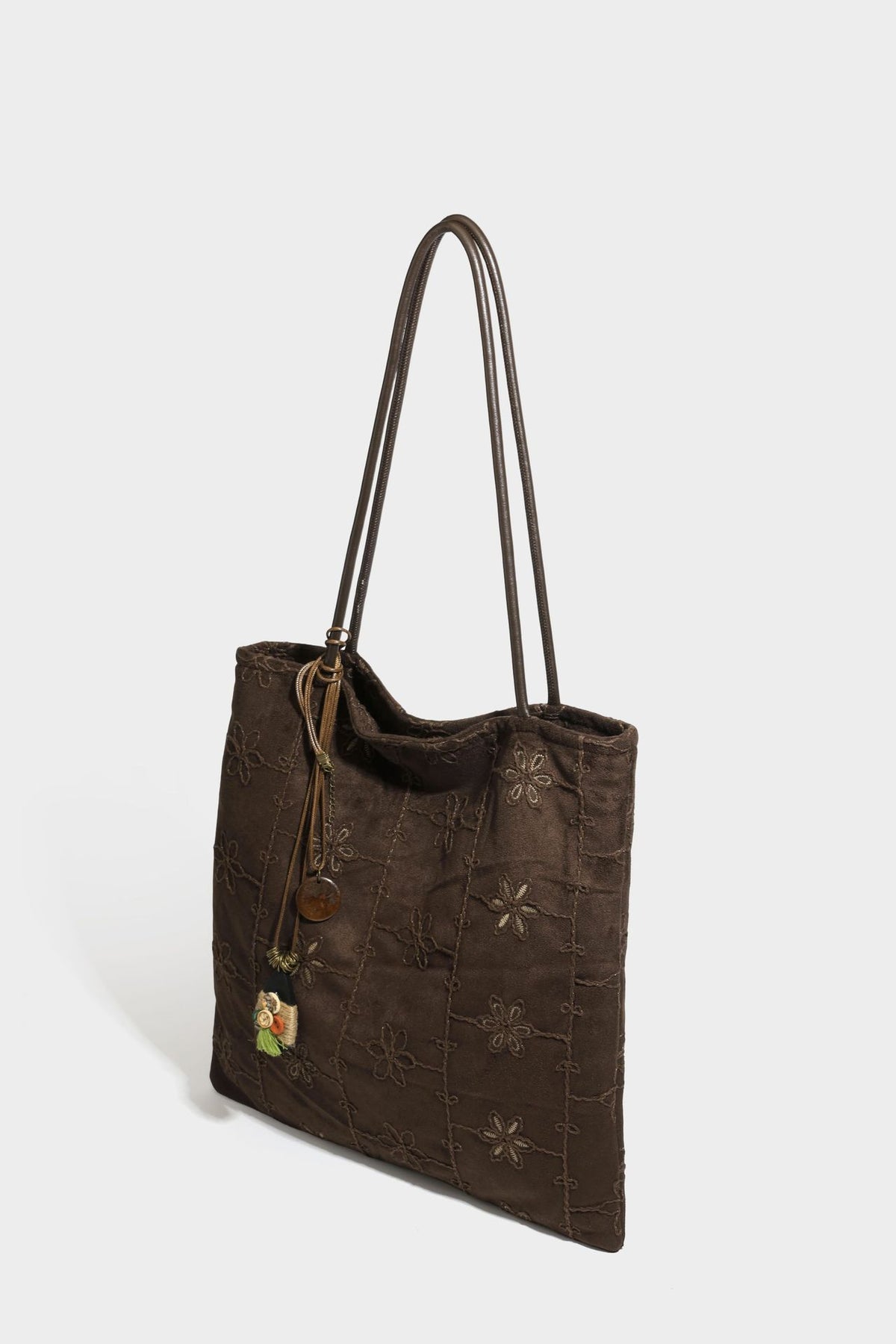 Große, weich fallende Tote-Bag in Dunkelbraun und Wildlederoptik mit Ton-in-Ton-Blumenstickerei im Gittermuster und schmalen Trägern in Lederoptik