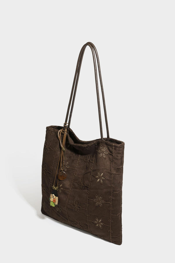 Große, weich fallende Tote-Bag in Dunkelbraun und Wildlederoptik mit Ton-in-Ton-Blumenstickerei im Gittermuster und schmalen Trägern in Lederoptik