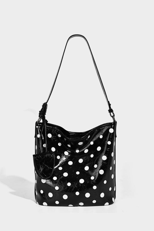 Glänzende Bucket-Bag mit schwarz-weißem Tupfenmuster, langem verstellbarem Riemen und Kordelzugverschluss, Detailansicht 12