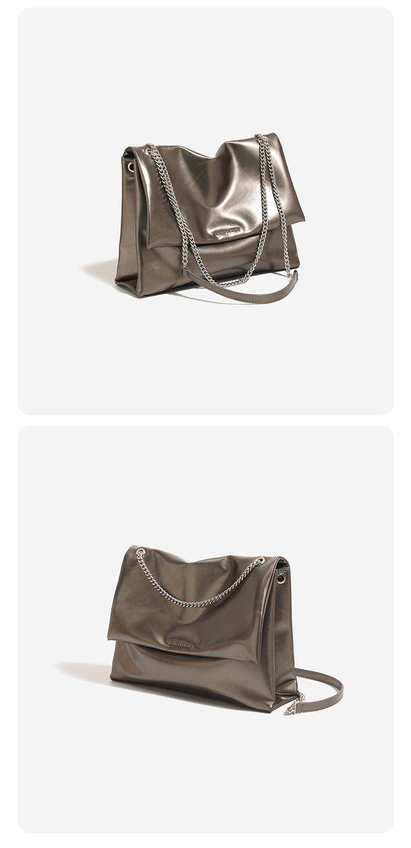 Strukturierte Schultertasche mit Überschlag und silberfarbenem Kettenriemen in cognacfarbener Velourslederoptik, Umschlagverschluss und seitlicher Ösenpartie