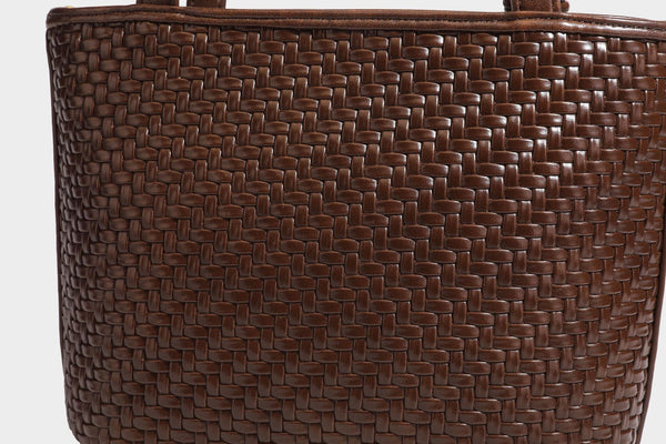 Strukturierte Tote Bag mit gewebter Oberfläche in Braun, goldfarbenen Metalldetails, seilumwickelten Tragegriffen, einer kleinen Fronttasche und weiteren Details
