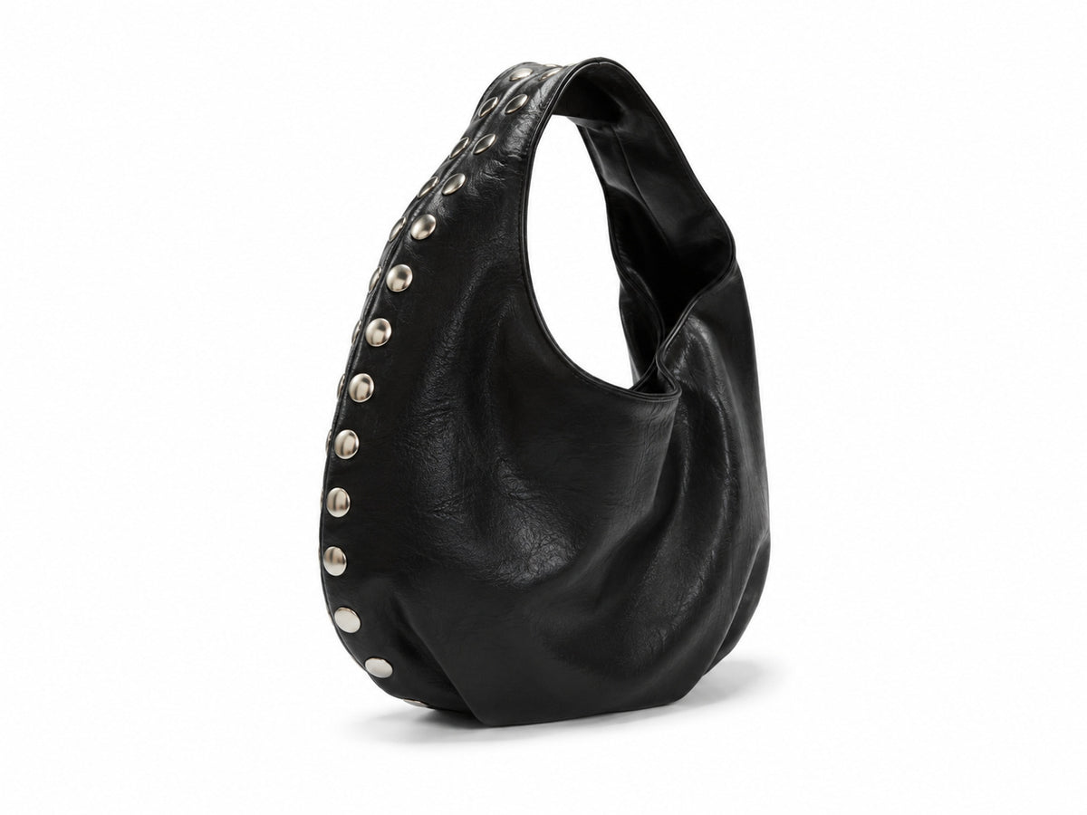 Schwarze Hobo-Bag in Lederoptik mit Halbmondsilhouette, silberfarbenen kuppelförmigen Nieten entlang der Seitennaht und einem breiten einzelnen Schlaufenhenkel, Detailaufnahme