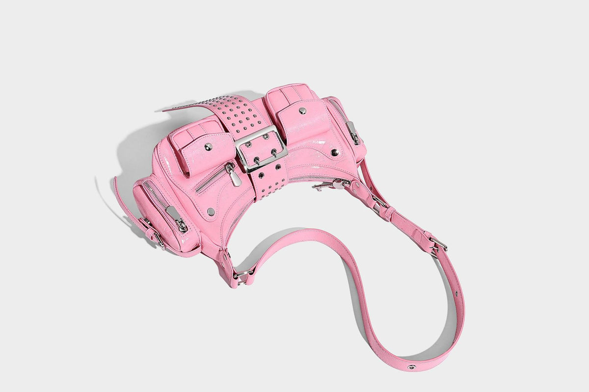 Halbmond-Schultertasche mit Nieten und Gürtelschnallen-Lasche, mehreren Vordertaschen und silberfarbenen Beschlägen, Detailansicht 42