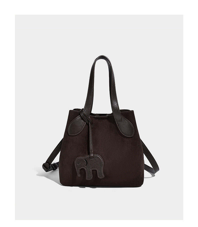 Kleine, strukturierte Tote-Handtasche in Wildlederoptik mit Elefantenanhänger, zwei oberen Tragegriffen und abnehmbarem Crossbody-Riemen, Detailansicht 8