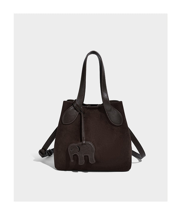 Kleine, strukturierte Tote-Handtasche in Wildlederoptik mit Elefantenanhänger, zwei oberen Tragegriffen und abnehmbarem Crossbody-Riemen, Detailansicht 8