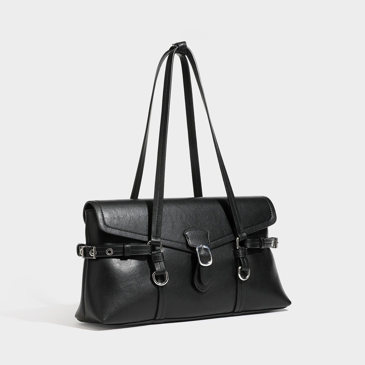 Strukturierte rechteckige Tote-Schultertasche mit Überschlagverschluss, vorderem Riemendetail mit Schnalle und silberfarbenen Ringbeschlägen in