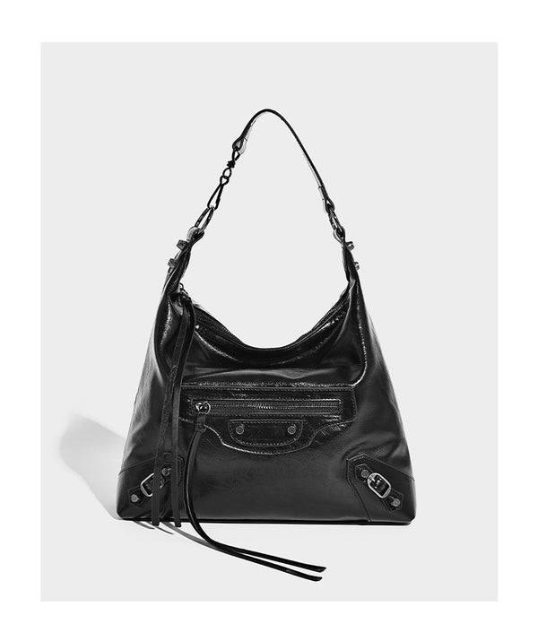 Große, glänzende Hobo-Schultertasche mit geknautschtem Effekt, dunkelfarbenen Nieten, Reißverschluss, vorderem Reißverschlussfach und verstellbarem Crossbody-Riemen