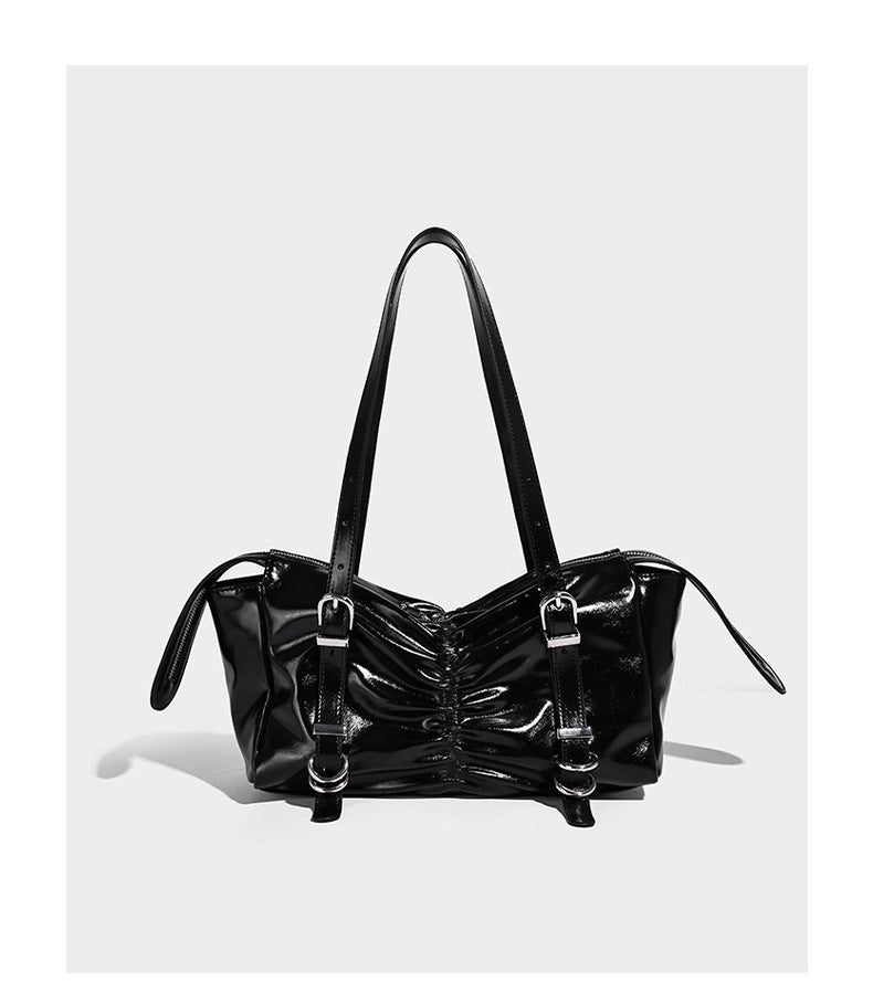 Glänzende, rechteckige Schultertasche mit Raffdetails, zwei verstellbaren Riemen, Reißverschluss oben und Schnallenbeschlägen in Silberoptik
