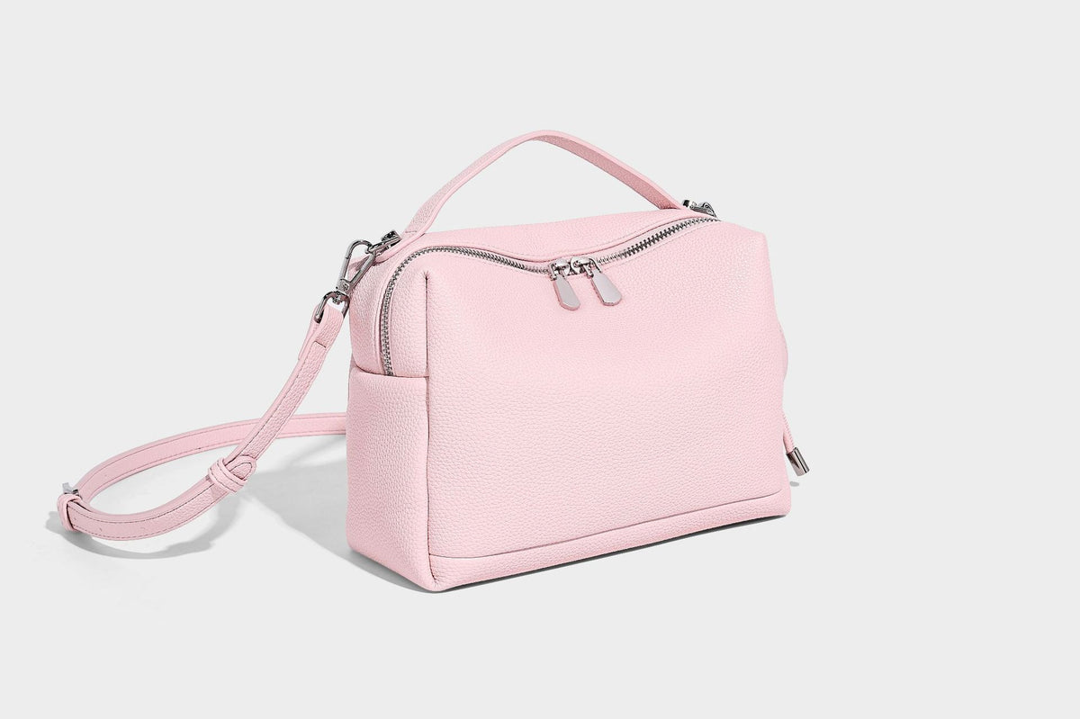 Kleine, strukturierte Crossbody-Tasche mit genarbter Oberfläche, Henkel, Reißverschluss, silberfarbener Hardware und optionalem Quastenanhänger
