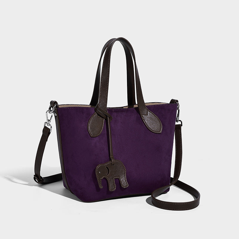 Kleine strukturierte Tote-Handtasche in Wildlederoptik mit Elefanten-Anhänger, zwei Tragegriffen und abnehmbarem Crossbody-Riemen, Detailansicht 7