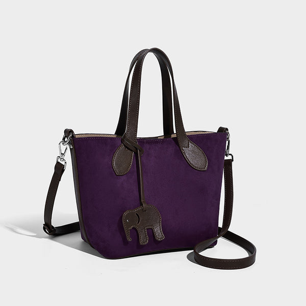 Kleine strukturierte Tote-Handtasche in Wildlederoptik mit Elefanten-Anhänger, zwei Tragegriffen und abnehmbarem Crossbody-Riemen, Detailansicht 7