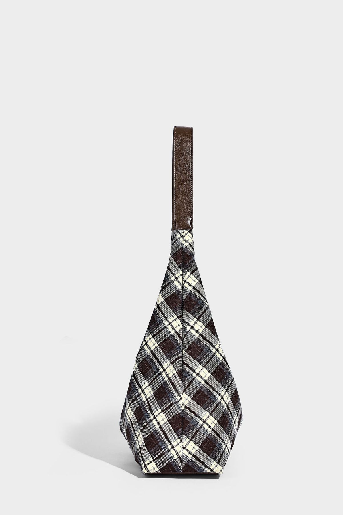 Lässige Hobo-Schultertasche in dunkelbraunem, cremefarbenem und grauem Karomuster mit dunkelbraunen Details in Lederoptik und einem langen Schulterriemen